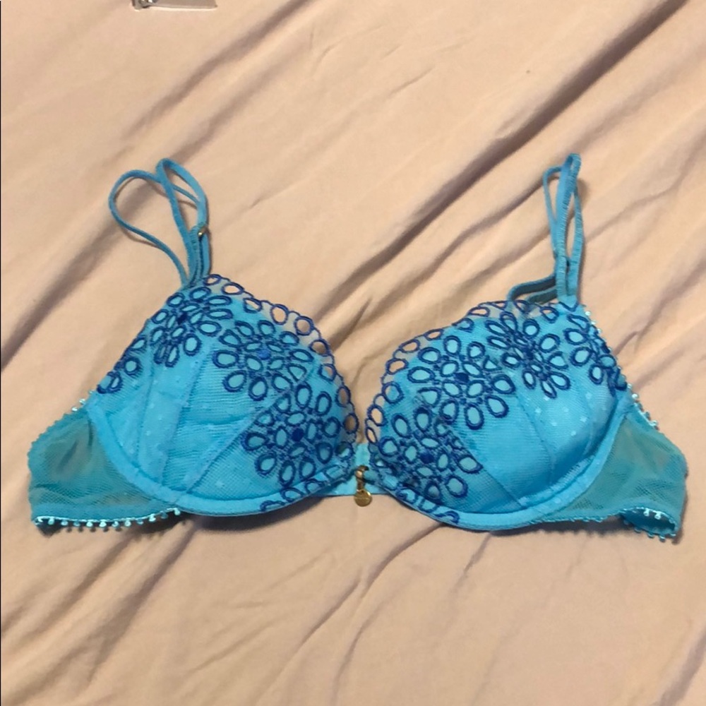 Victoria’s Secret very sexy 34B blue bra